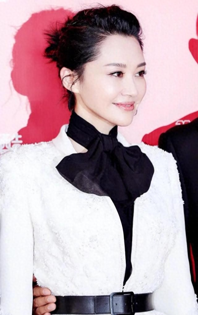 许晴近照惹争议！网友：许晴怎么变成这样了？许晴还没有结婚吗？