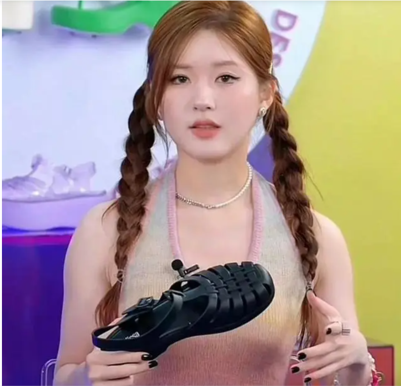 赵露思|赵露思直播造型被群嘲,大饼脸、腰粗腿短,被指巩固“普女”地位