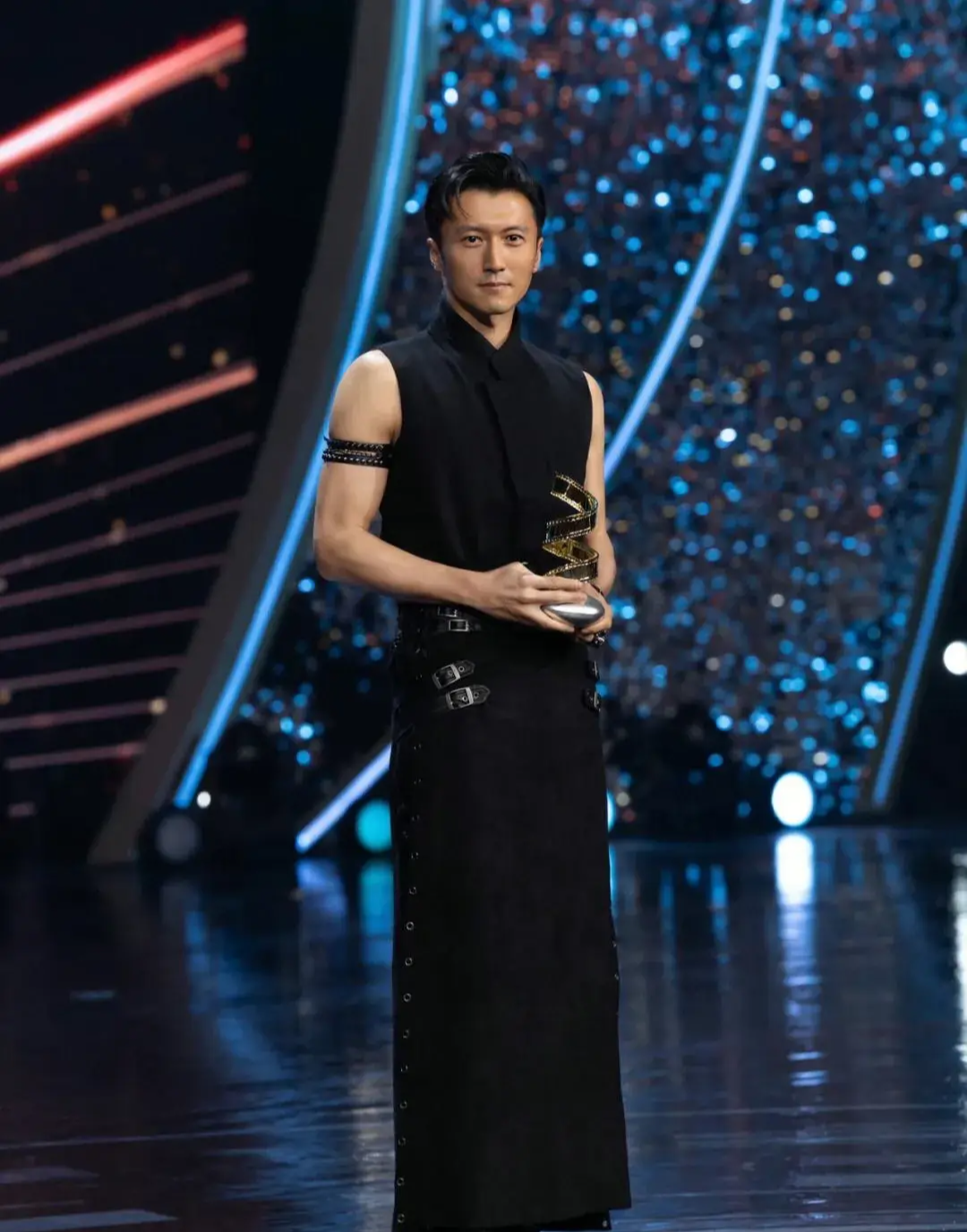 谢霆锋泪崩谈儿子：内心深处的愧疚与懊悔