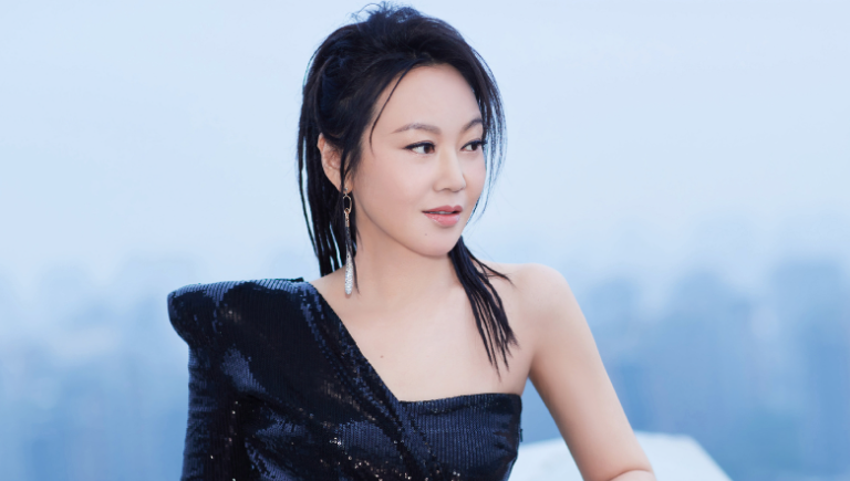 闫妮与张嘉译多次饰演夫妻，现场临时发挥吻戏，岁月痕迹下的女性魅力与演技蜕变