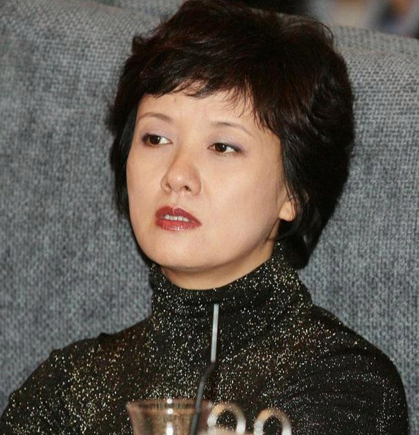 65岁邓婕前夫，离婚39年身家上亿，再谈邓婕直言：她自作自受