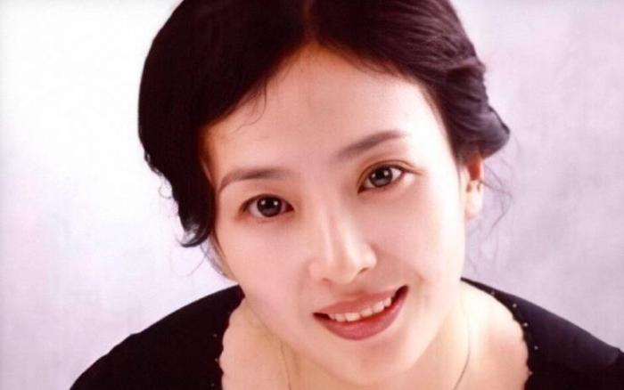 刘亦菲|刘亦菲母亲刘晓莉:身材傲人至今单身,五官比女儿还精致