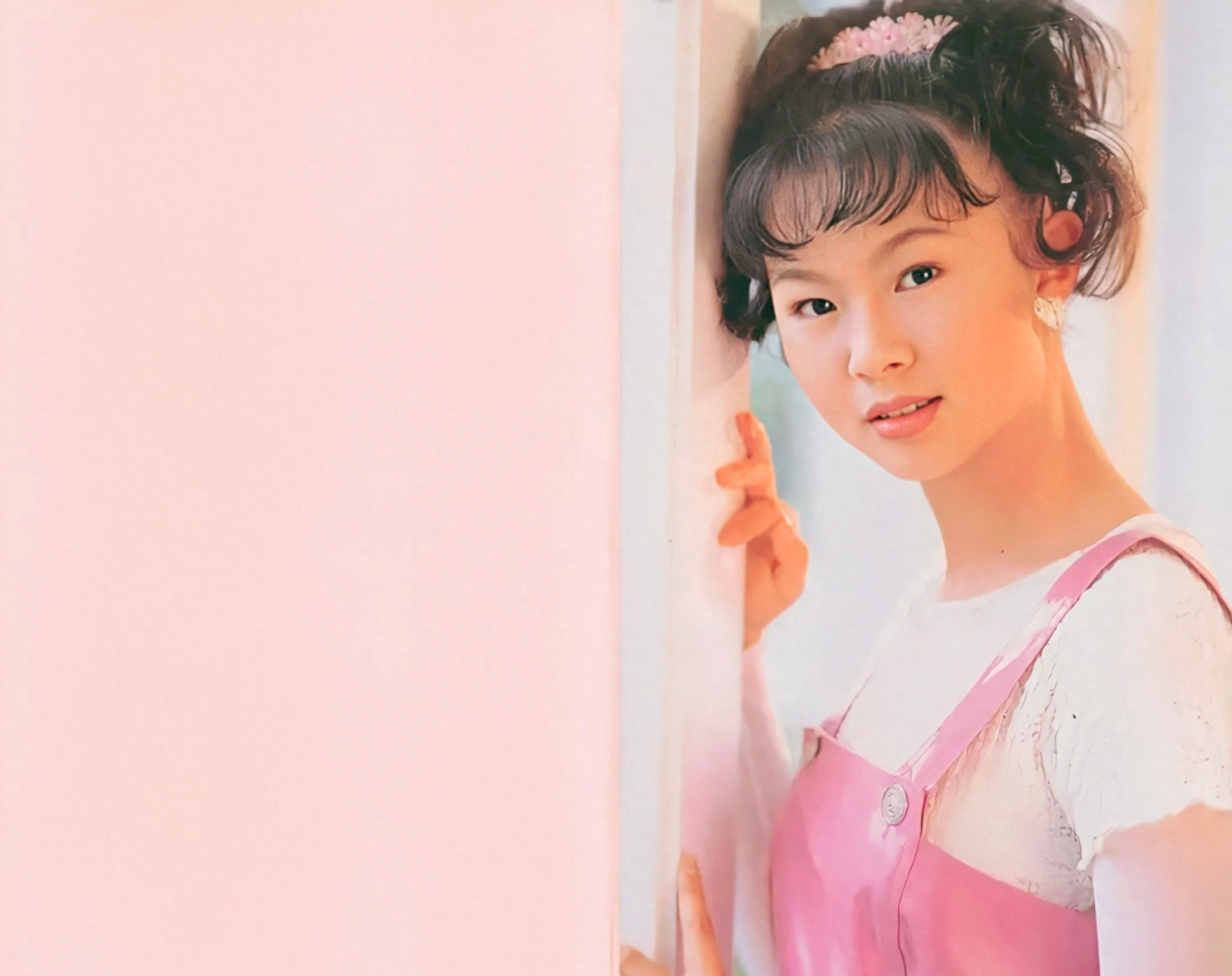 42岁卓依婷罕见露脸现身三亚，与她曾经的模样相比，简直判若两人