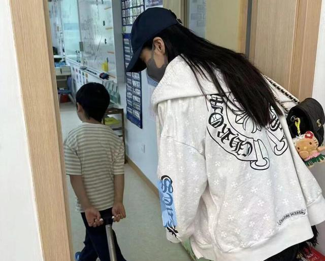 Baby送儿子上学，网曝她与黄晓明同在家长群，两人头像备注名曝光