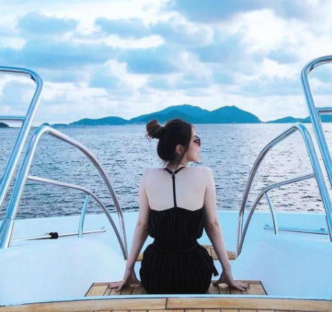 邓紫棋|邓紫棋好大的胆子，罕见难得的露后背，还能把“括号臀”给撑起来