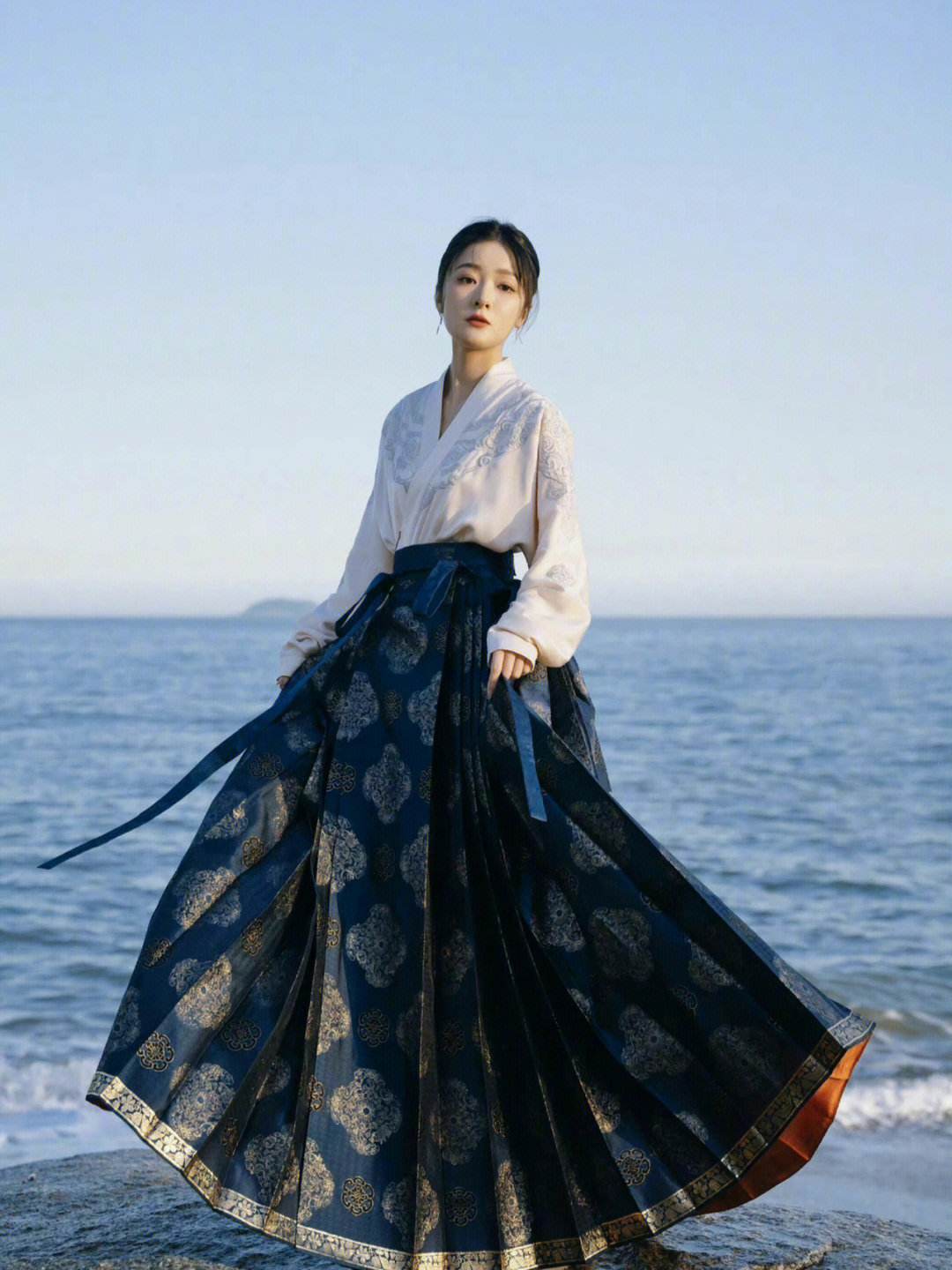 穿衣搭配|女星衣着被骂：要穿衣自由，也要注重影响