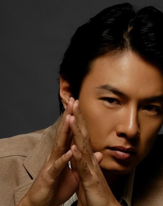 因穷被女友嫌弃，一气之下娶普通女教师的朱铁，如今过得如何了？