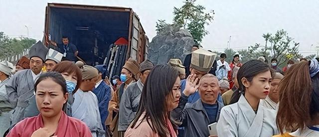 揭秘20万群演不为人知的一面：美女泛滥、懒汉遍地，裸替一天8000