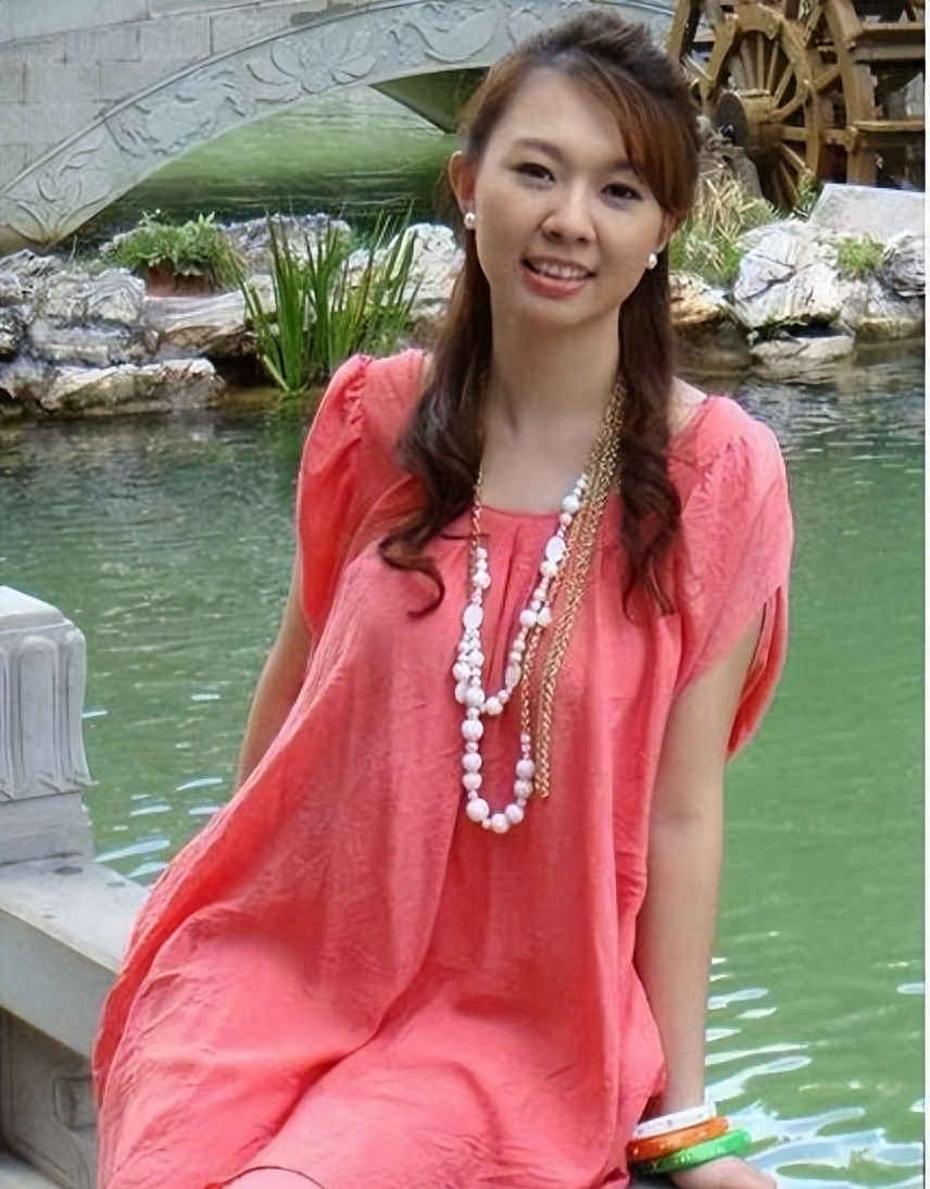 42岁卓依婷罕见露脸现身三亚，与她曾经的模样相比，简直判若两人