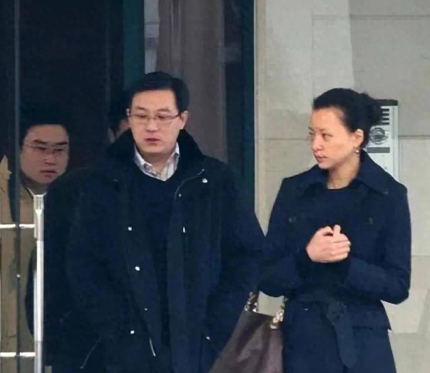 央视董卿现身，穿着校服在街上喂破产的丈夫，两人的互动好甜蜜