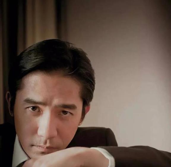 给辱华女团义务帮忙?61岁的梁朝伟,现如今已彻底走上了不归路!