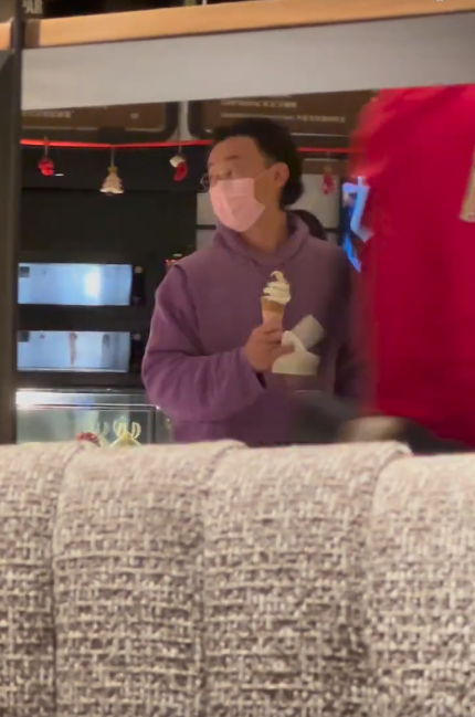 陈奕迅夫妇低调现身餐厅，顾客低头交谈无人理，被嘲笑已过气