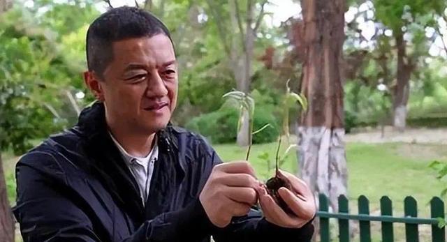 李亚鹏实惨!北京小院被铲平,抱娃含泪哭泣,急得额头鼓包