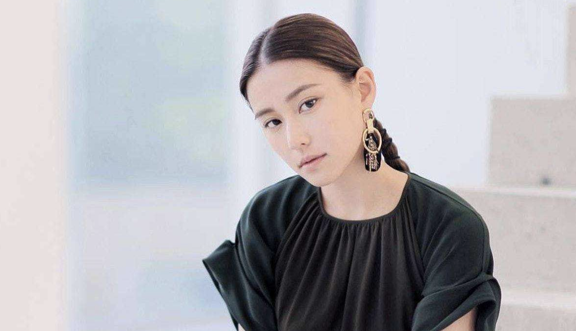 何超莲|何超莲大婚在即,曾经舆论三次翻车,无损口碑,一人撑起三房门面