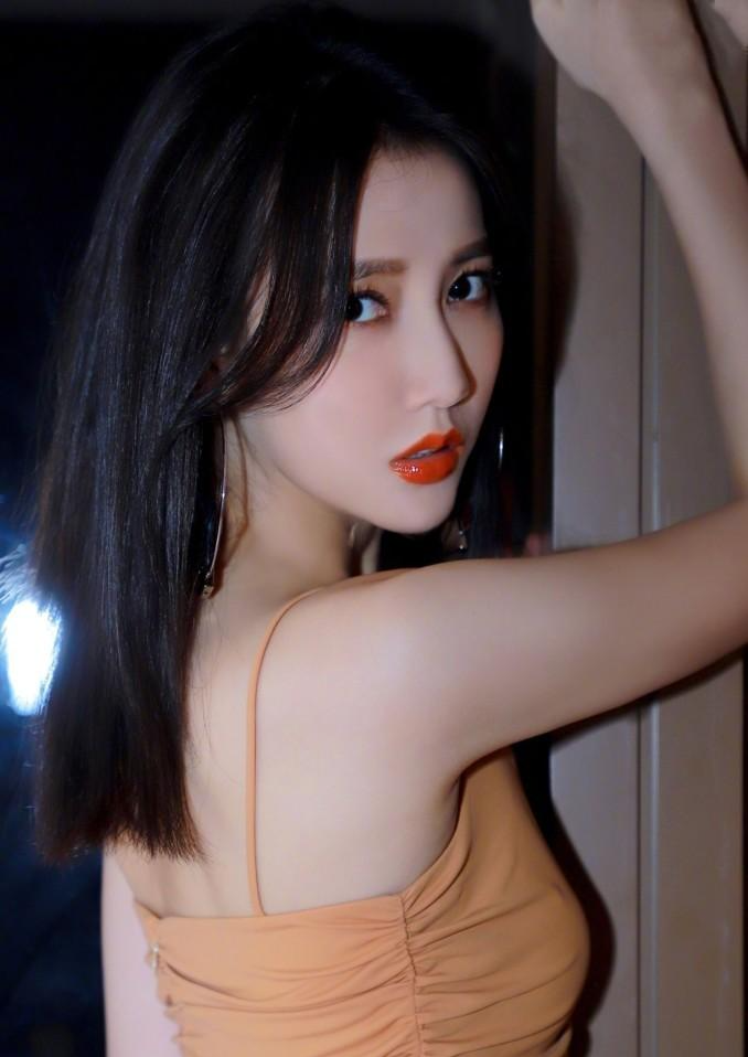 歌手弦子，音乐路坎坷，她已经结婚多年，儿子暖暖已经7岁啦！