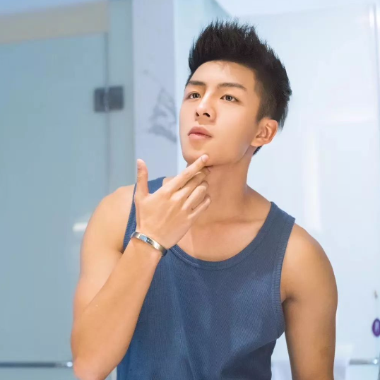 阿娇|阿娇受伤照片曝光，头部缝了数十针躺在手术台上却很坚强，容祖儿全程陪伴