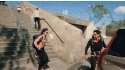 同样是豪门夫妻上综艺,霍启刚何猷君与向佐的教养,差别一目了然