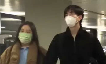 锤娜丽莎旧照神似娄艺潇，李川牵手女友买水果同返酒店，感情稳定！