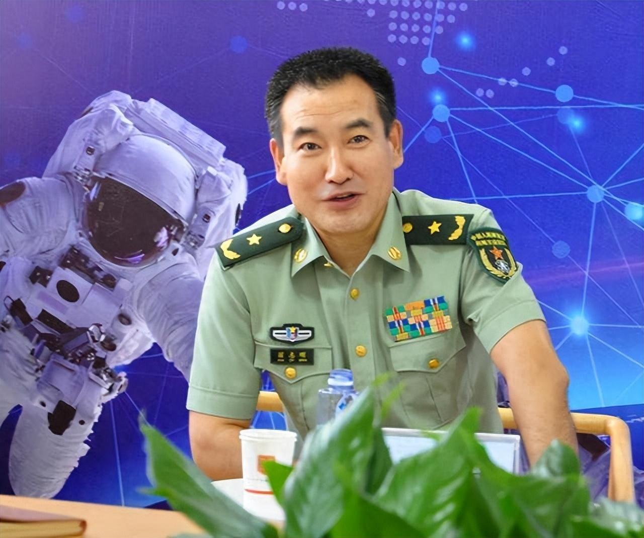 翟志刚结束航空任务，回家途中却得知母亲葬礼，抱骨灰盒痛哭