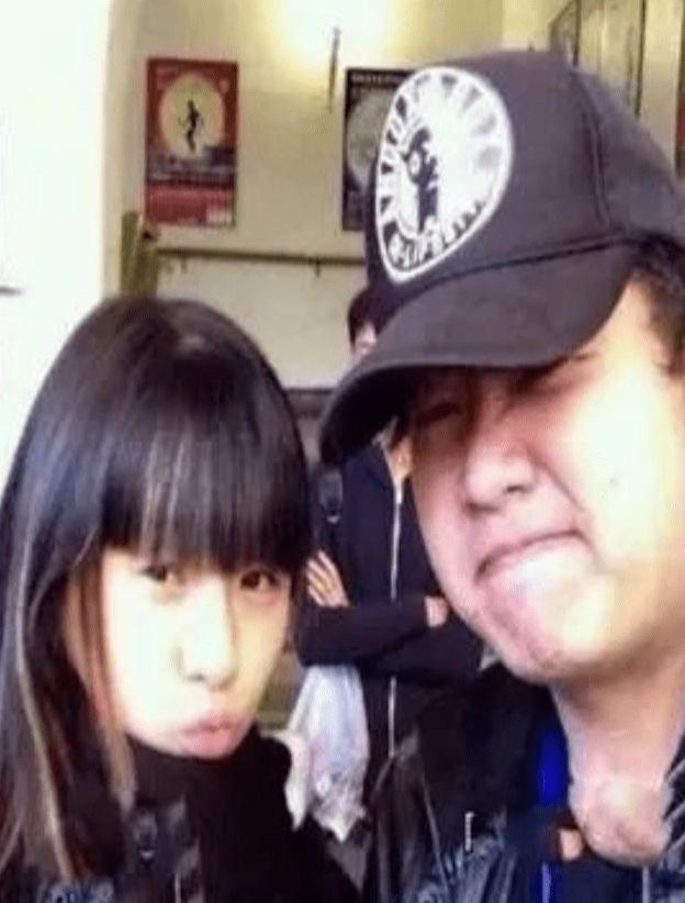 杨丽萍|25岁小彩旗受伤独居国外，被亲姨妈杨丽萍拿钱养着，是爱还是害？