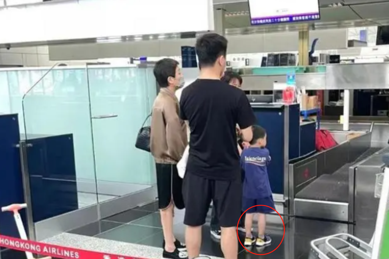 赌王四太携子现身机场，4岁孙儿小腿超长，紧牵保姆手显依恋