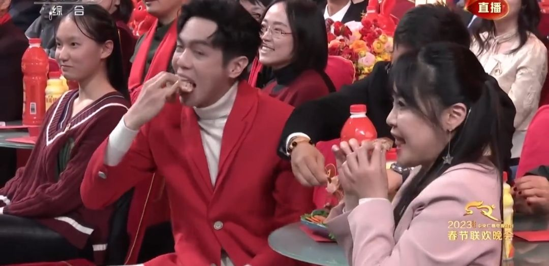 马兰花|春晚：岳云鹏包袱不够，变烧鸡魔术来凑！都不如张若昀现场吃鸡搞笑
