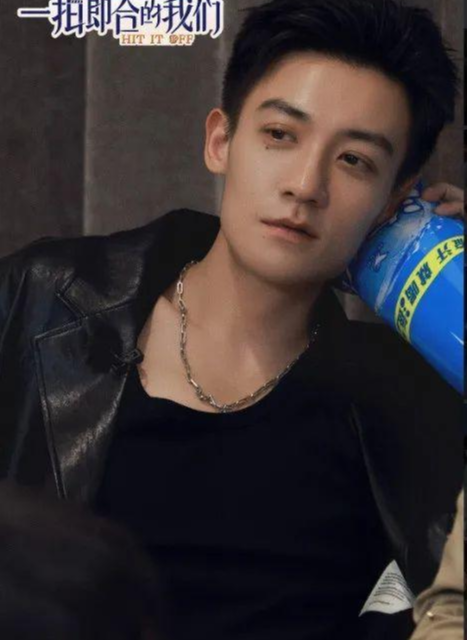 阿娇被公开索吻，网友暴怒：好恶心一男的！