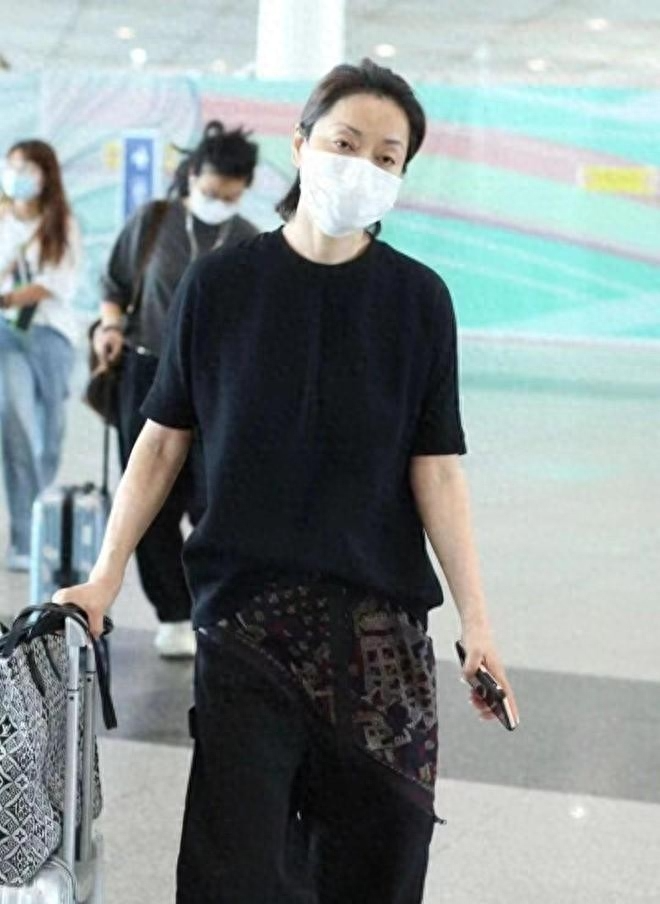 毛阿敏近照,瘦成骨头人,中植系爆雷,毛阿敏及时切割,有智慧啊