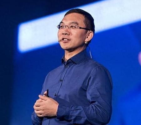 10位过气主持人现状:摆摊卖猪肉、县城混商演,各有各的心酸