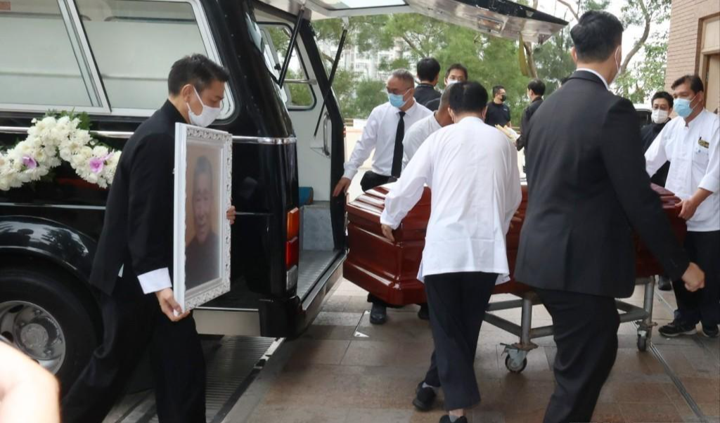 刘德华捧遗照悲痛万分送父亲出殡,姐姐现身,朱丽倩紧牵11岁女儿