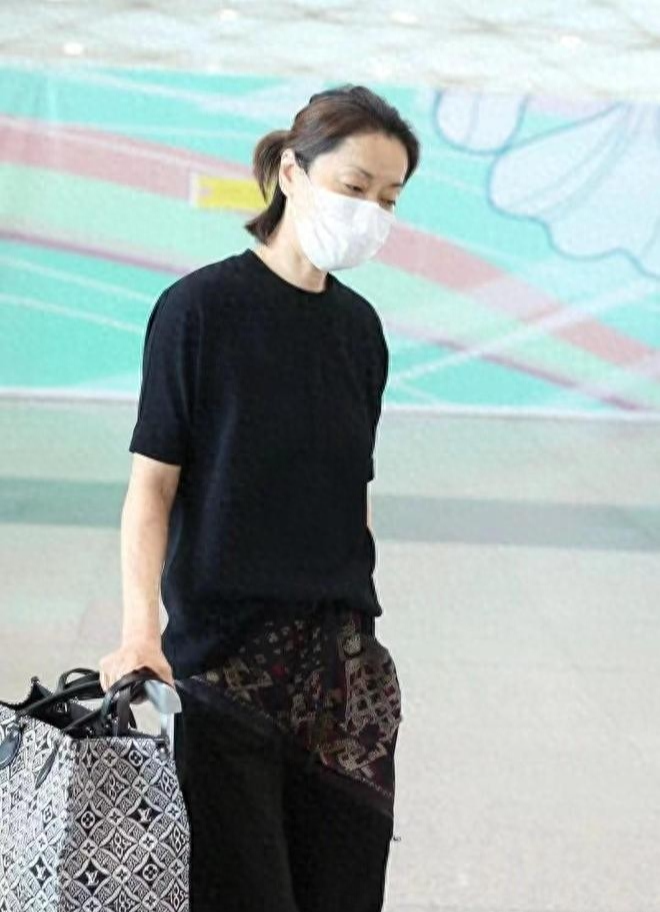 毛阿敏近照,瘦成骨头人,中植系爆雷,毛阿敏及时切割,有智慧啊