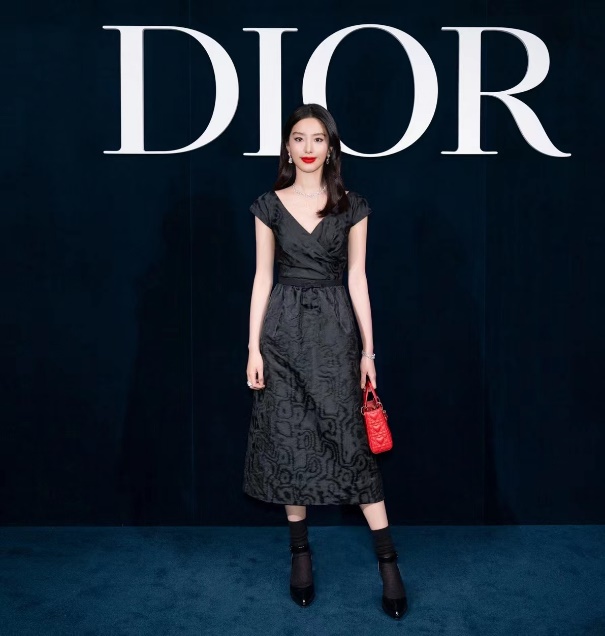 迪奥红毯:江疏影放大招,热巴不再捂胸,杨千嬅最让人意外!