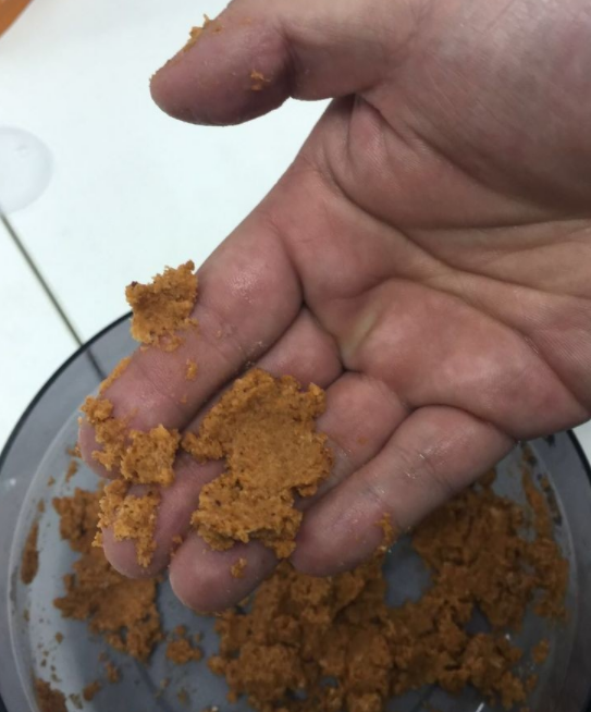 饵料|用诱饵做窝，可以在钓草窝的时候，加入少量酒米或者糠饼等等。