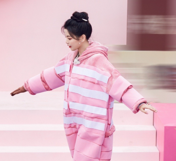 杨超越|女版跑男开播，打破了固有审美观，众人对超越有全新评价