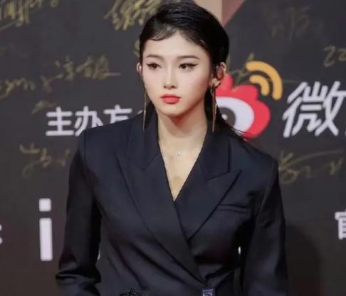 吴艳妮高低肩！合影时歪着站，网友：事真多！