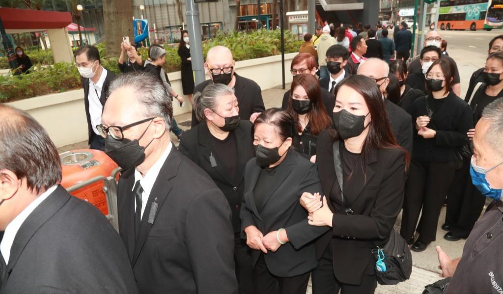 刘德华捧遗照悲痛万分送父亲出殡,姐姐现身,朱丽倩紧牵11岁女儿