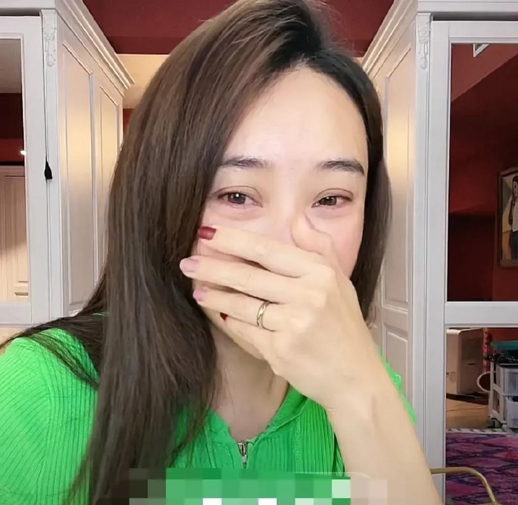 杜若溪|闹离婚？严屹宽夫妇同时开直播吵架，杜若溪泪眼婆娑不停哭诉！
