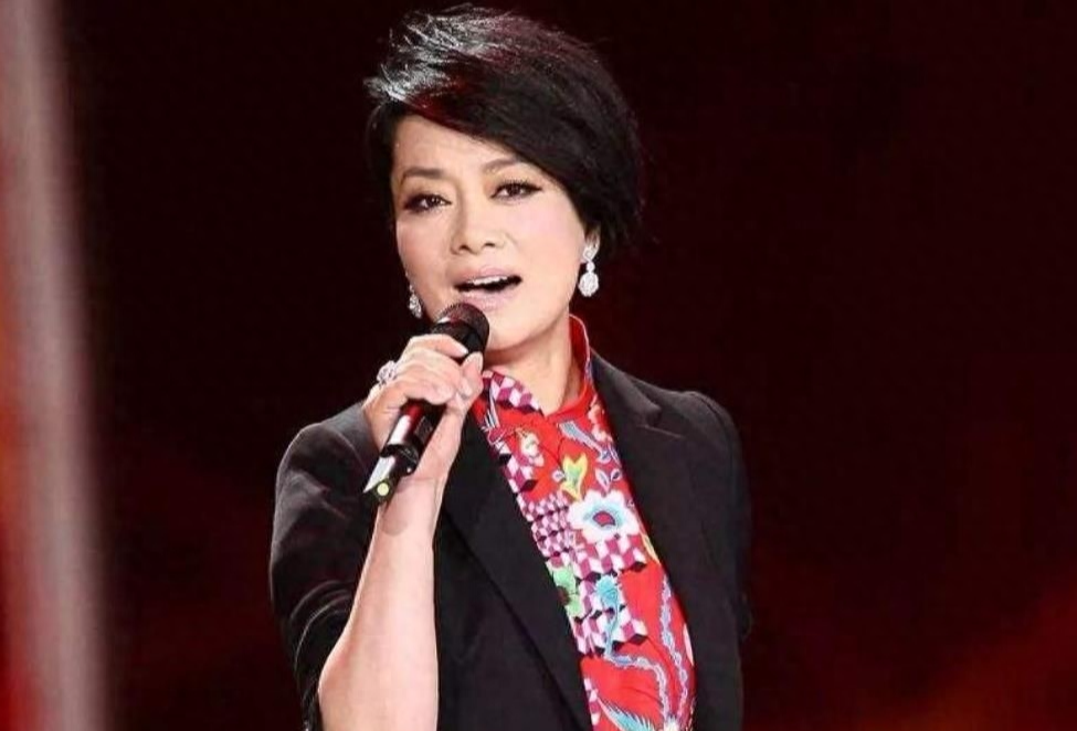 毛阿敏近照,瘦成骨头人,中植系爆雷,毛阿敏及时切割,有智慧啊