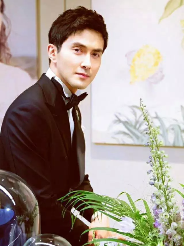 老态、驼背、满脸褶子,却演“第一美男”,谁的审美有问题?