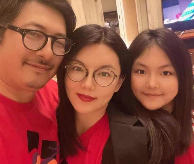 李湘|47岁李湘陪前夫过六一！一家3口欢聚其乐融融。