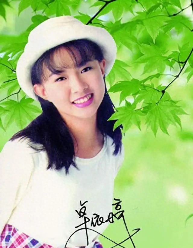 42岁卓依婷罕见露脸现身三亚，与她曾经的模样相比，简直判若两人