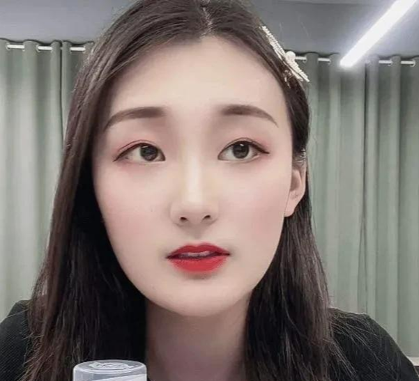 陈亚男|陈亚男一家三口坐街头被疑混得差，知情人爆料让网友对她刮目相看