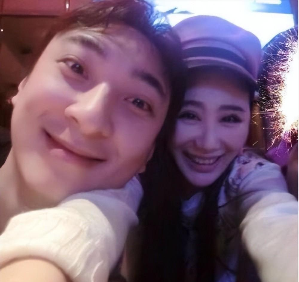 王思聪当爸啦?新女友曝光?脸部轮廓精致,一副迷人的小天使面容