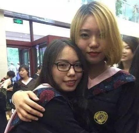 校友眼中的李雪琴是个“怪人”,内耗严重,父母离婚是病因!