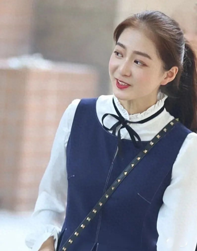 冯琳高颜值生活照,她有一张妩媚的脸,但内心是非常的理性与平和