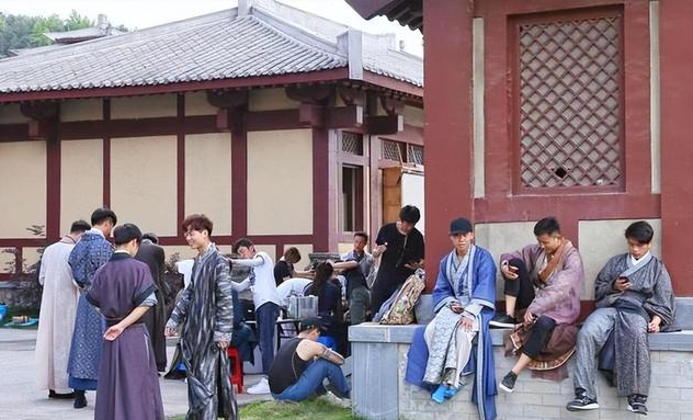 横店20万群演现状:美女泛滥成灾,懒汉光棍遍地,想红想疯了?