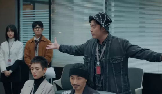 情感|《盛装》:互联网对传统媒体造成冲击,讲述职场的尔虞我诈