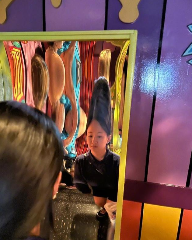 杨丽萍|25岁小彩旗受伤独居国外，被亲姨妈杨丽萍拿钱养着，是爱还是害？