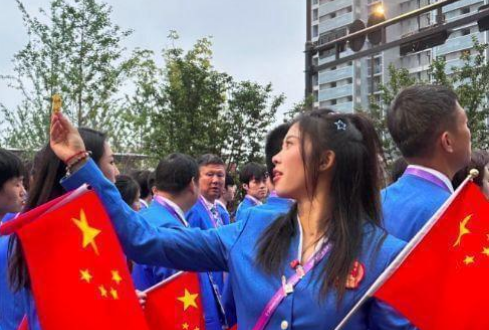 吴艳妮被偶遇, 生图身材魁梧壮实, 戴大颗粒钻石项链很奢华