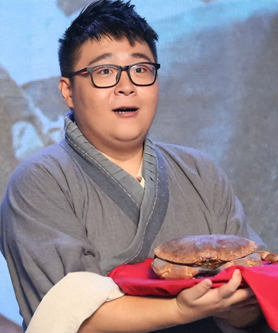 郝邵文老婆身份被扒！离异还带有8岁的女儿，长得漂亮还特别温柔